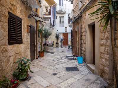 La torre � posta ad angolo con Corte Moscatelli, l� dove troviamo una donna alle prese con un accurato lavaggio del piano stradale